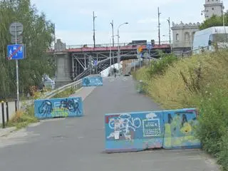 Uszkodzona zapora przy wjeździe na bulwary