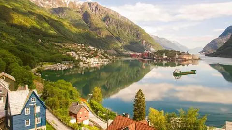 norwegia jezioro gory shutterstock_2651482597_1