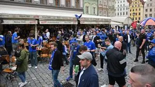 Kibice Chelsea FC Londyn na Rynku we Wrocławiu, po starciu z kibicami Realu Betis Sewilla, przed meczem finałowym piłkarskiej Ligi Konferencji