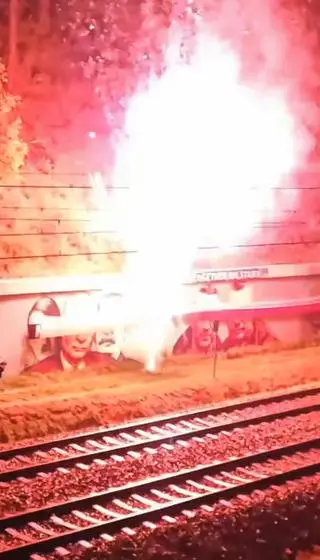 Osoby, które wywiesiły wstęgę, użyły też materiałów pirotechnicznych