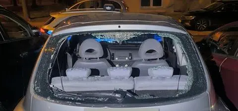 Uszkodził zaparkowane samochody i drzwi do klatki schodowej