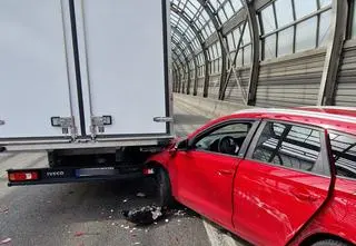 Zderzenie na S8. Kierowca jechał na dachu, potem się rozebrał
