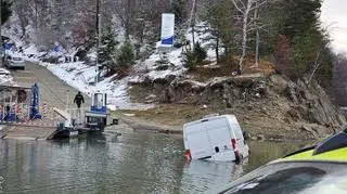 Bus chciał przejechać przez drogę. Wpadł do wody 
