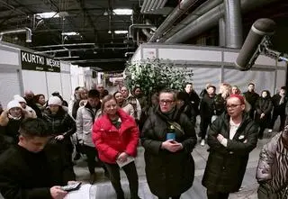 Kupcy pogorzelcy z Marywilskiej kontra zarządca. W nowej hali są też uchodźcy 