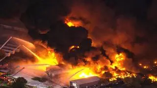 Samolot transportowy rozbił się w pobliżu lotniska w Louisville