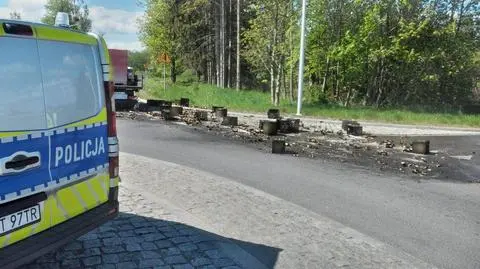 Butelki z piwem wypadły na drogę