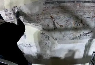 Pod tynkiem znaleźli malowidło sprzed kilkuset lat. Na środku tajemnicza litera "S"