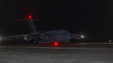 Samolot transportowy Boeing C-17 Globemaster III w trakcie ewakuacji bazy Guantanamo przed huraganem Melissa