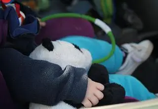 Zostawiła 11-miesięczną córkę na mrozie w samochodzie i poszła na zakupy