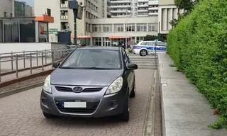Zjechał na parking schodami