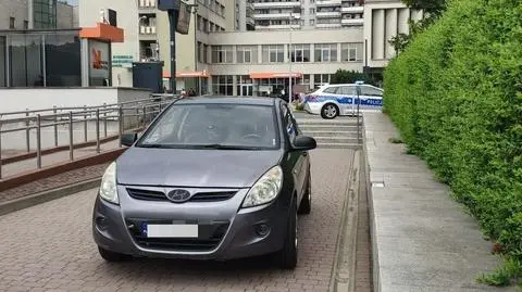 Zjechał na parking schodami