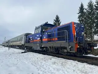 Samochód wjechał pod pociąg 