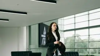 Emma Stone w filmie "Bugonia" (reż. Yorgos Lanthimos)