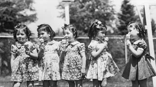 Nie żyje ostatnia ze słynnych sióstr. Odebrane rodzicom pięcioraczki były pokazywane publiczności