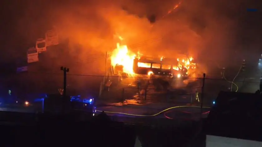 Autobusy i samochody w ogniu. Pożar pod Krakowem