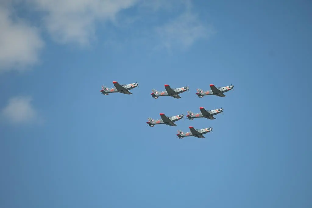 Samoloty i helikoptery nad Wisłostradą