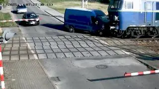 Zdjęcie z nagrania wypadku na przejeździe kolejowym