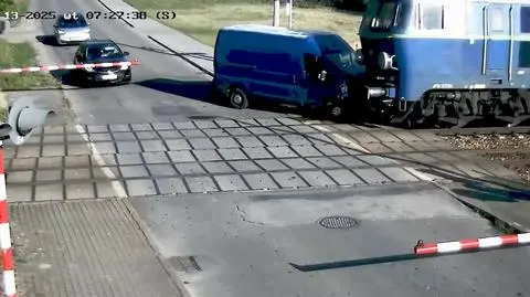 Zdjęcie z nagrania wypadku na przejeździe kolejowym