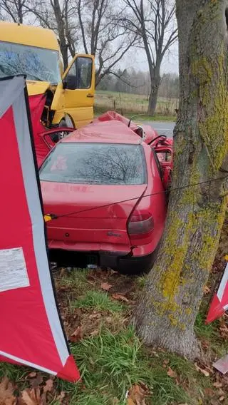 Zderzenie samochodu osobowego z busem. Dwie osoby nie żyją