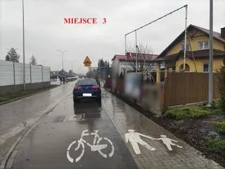 Trzecie miejsce to auto stojące na ścieżce rowerowej i zahaczające o chodnik