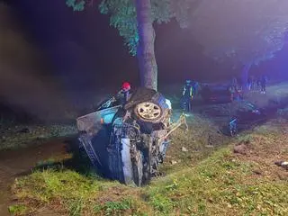 Kierowca uderzył w drzewo. Jechał sam 