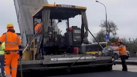 Trwa asfaltowanie Trasy Łazienkowskiej. Wkrótce rozbiórka drugiego wiaduktu