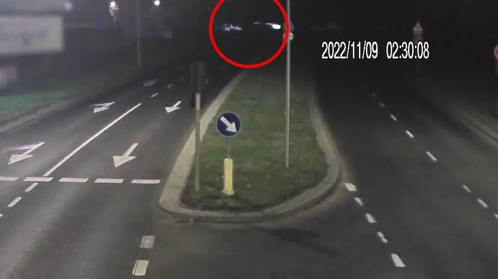Olsztyn. 34-latek z impetem wjechał w latarnię, przejechał przez dwa pasy, doprowadzając do kolizji