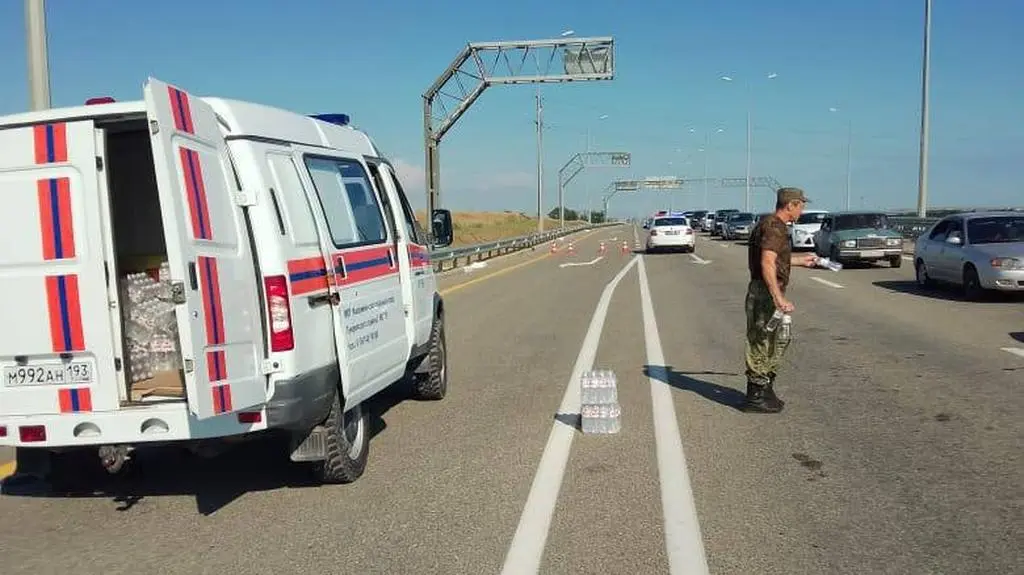 Kolejka samochodów na moście Krymskim 
