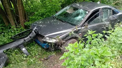 Wracali z dyskoteki, wjechali autem do rowu. Dwie osoby trafiły do szpitala. Policja ustala, kto prowadził 