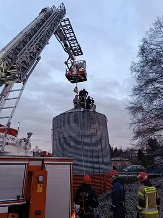 Mężczyzna wpadł do silosu ze zbożem, wyciągnęli go strażacy 