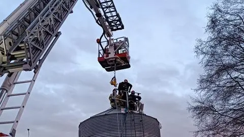 Mężczyzna wszedł do silosu ze zbożem i zaczął się zapadać. Na pomoc ruszyli strażacy 