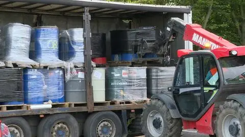 Porzucona naczepa pełna beczek z silnie toksyczną substancją. Rozpoczęło się ich usuwanie