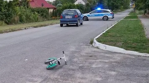 Dwuletni chłopiec wyjechał rowerkiem na jezdnię i uderzył w samochód