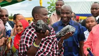 Saniniu Laizer ze swoim znaleziskiem