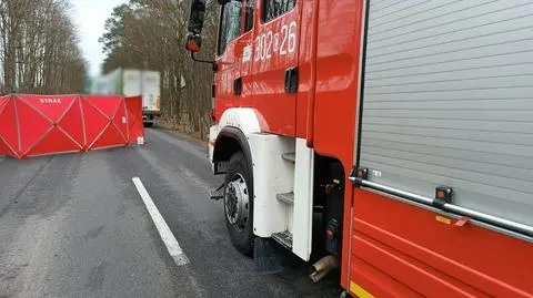 Samochód osobowy zderzył się z ciężarówką. Nie żyje kobieta