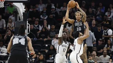 Sporo minut Sochana. Spurs zwyciężyli po dogrywce