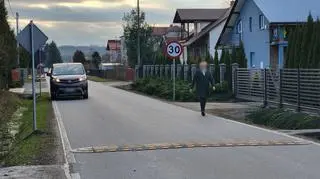 Po tragicznym wypadku, w którym zginął Paweł na drodze "kościelnej" ograniczono prędkość do 30 km/h i zamontowano próg zwalniający