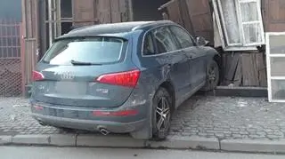 Zasłabł za kierownicą i uderzył w drewniany dom