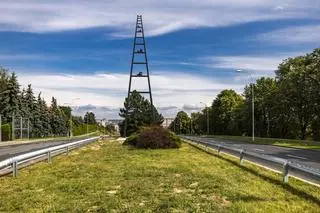 Pomnik stoi na wzgórzu przy wjeździe do Rzeszowa