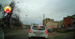 Stali w korku, on pojechał chodnikiem. Wszystko nagrał inny kierowca