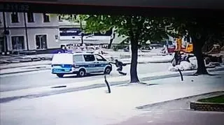 Mężczyzna upadł przed drzwiami radiowozu