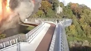 Mężczyzna na moście w Kijowie w czasie wybuchu