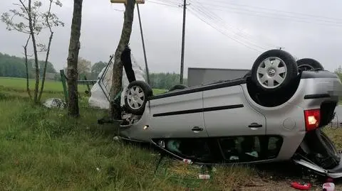 Pijany kierowca zakończył jazdę na krzyżu