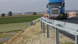 Samochód ciężarowy stoi w miejscu, gdzie zostały przerwane barierki 