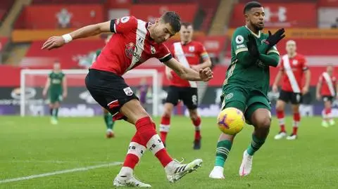 Liderzy Premier League tracą punkty. Bednarek z kolejną wygraną