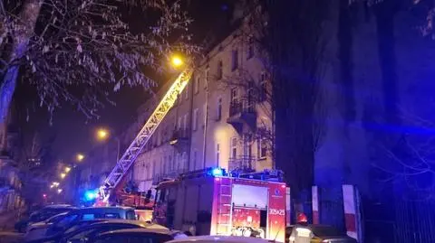 Pożar poddasza w kamienicy w Łodzi. Dziewięć osób ewakuowanych