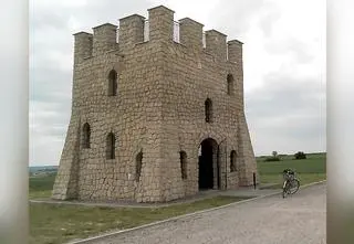 "Chciał zrobić zdjęcie, stanął na barierce". Spadł z wieży widokowej