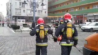 Ze względu na duże zadymienie strażacy musieli używać aparatów tlenowych