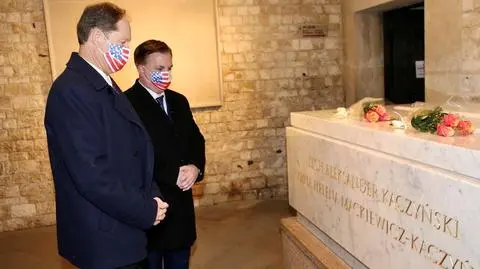 Mark Brzezinski złożył kwiaty przy grobach Kościuszki oraz Marii i Lecha Kaczyńskich na Wawelu