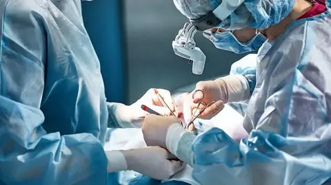 szpital chirurg operacja chirurgia lekarzshutterstock_1934483081